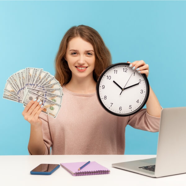 Un collage en trois volets illustrant des urgences financières : une femme consultant une facture imprévue sur son smartphone, une voiture en panne sur le bord de la route avec un écran de réservation de mécanicien, et un couple chez le vétérinaire avec leur chien malade utilisant une application de financement d'urgence.